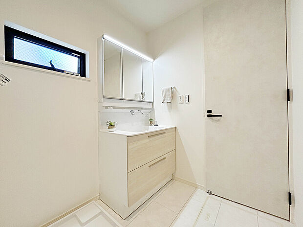 【【Wash Room】】機能美とデザイン性を両立させた3面鏡付の洗面化粧台。視覚的に広がり感を持たせるだけでなく、機能的にも優れています。