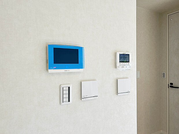 【【TVモニター付インターフォン】】来客時に誰が来たかをモニターで確認できるので、防犯に繋がります。