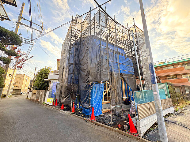 【【外観：12月中旬撮影】】バルコニーが2か所備わっており、一度に多くの洗濯物を干すことが可能な設計になっております。