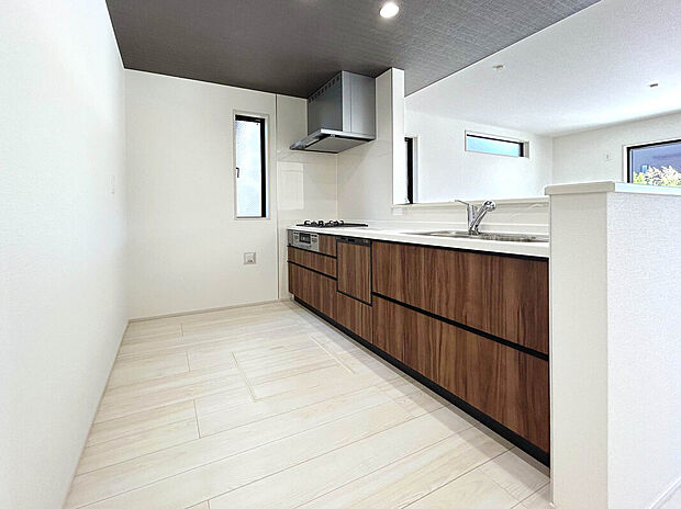 【【Kitchen】】食洗器搭載のシステムキッチン。
家事の効率化が図れ、空いた時間に他の作業や家族との団らんを愉しめます。