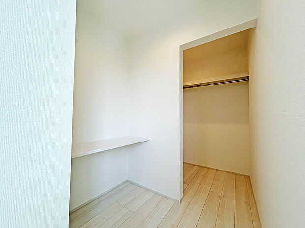 【【Work Space】】リモートワークや子供の勉強の場として利用できるカウンター付きの空間。奥にはウォークインクローゼットが併設しています。