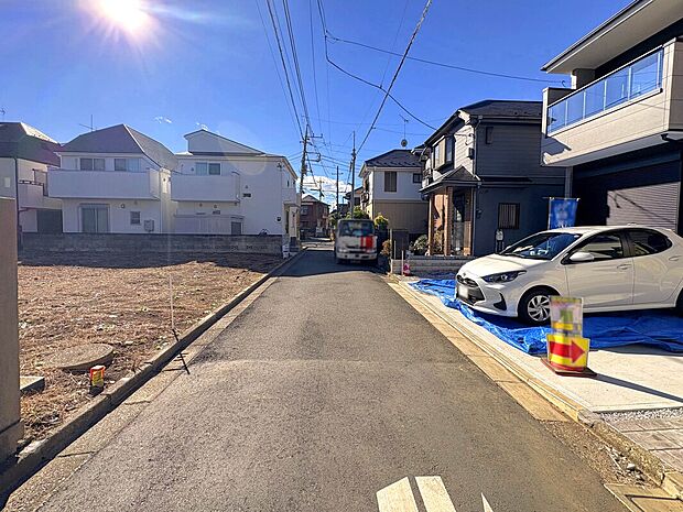 【【前面道路】】参考プランでは車2台駐車可能なLDK17帖の3LDK間取りを組むことができます。