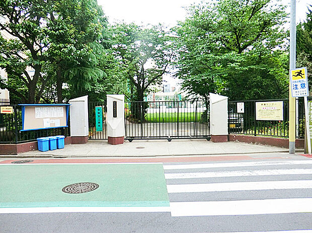 豊島区立巣鴨北中学校(約240m)