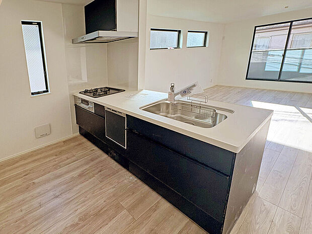 【【Kitchen】】開放感あるカフェスタイルのおしゃれなフルオープンキッチン採用!リビング全体が見渡せられるので、子供の様子を見ながら、家族との会話を楽しみながら料理ができます!