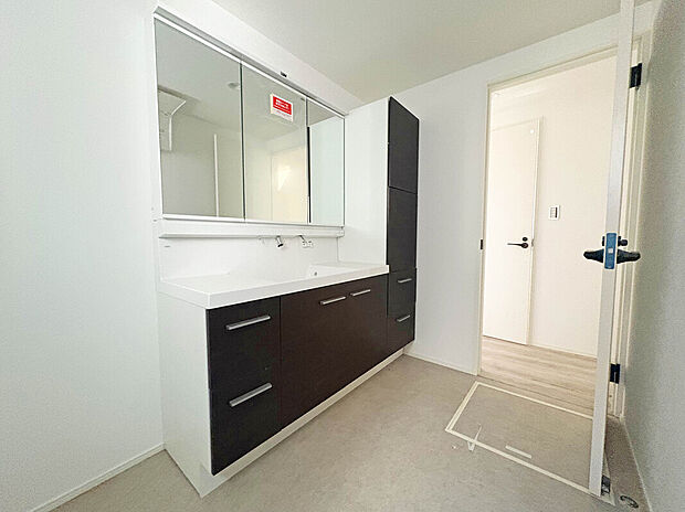 【【Wash Room】】機能美とデザイン性を両立させた3面鏡付の洗面化粧台。視覚的に広がり感を持たせるだけでなく、機能的にも優れています。