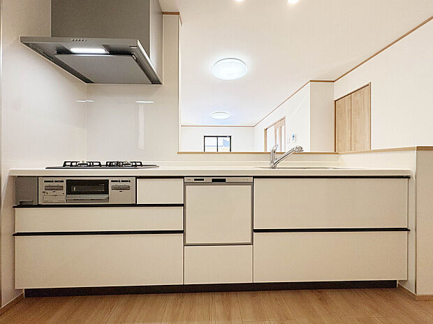 【【Kitchen】】食洗機付きカウンターキッチン。家族とコミュニケーションを取りながらの作業が可能な他、作業時間の短縮が叶います。