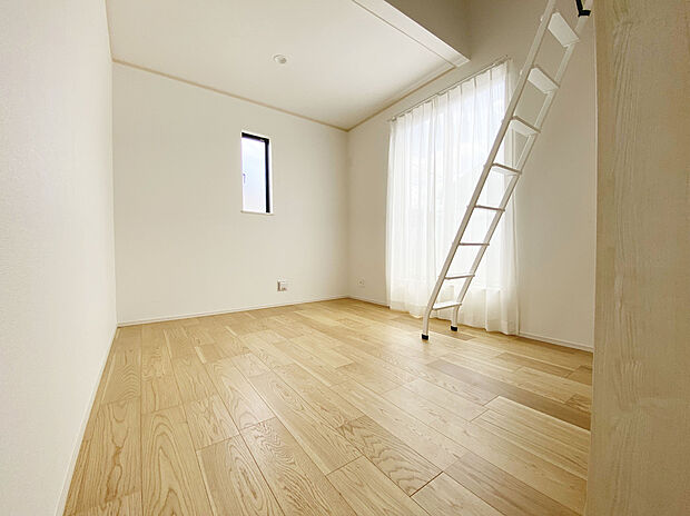 【【施工例：Room】】断熱・省エネ性能に優れたZEH水準仕様住宅！
耐震等級3をはじめ、住宅性能表示制度において6項目最高等級を取得の高仕様な住まいで快適な暮らしを実現できます！