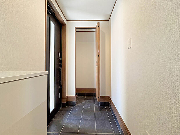 【【シューズインクローゼット】】靴だけでなく、ベビーカーや遊び道具なども一緒に収納できます。扉があるので、来客があってもプライバシー性のある収納となっています。