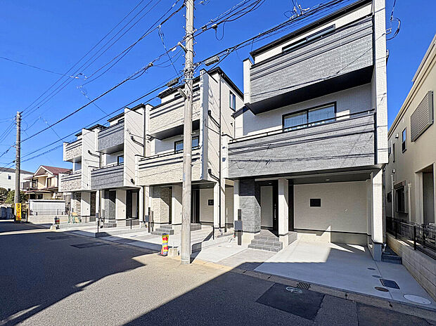 【【外観】】全棟カースペース付き。敷地内に車を停めておくことが可能でゆとりある敷地となっております。