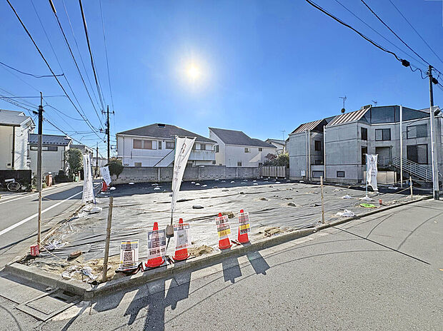 【【外観：1月下旬撮影】】収納力の高いWICやSICなどが備わった邸宅。LDKにアイランドキッチンが採用された開放的な空間でデザインされた暮らしを叶えます。