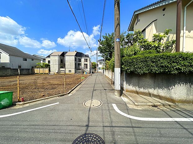 【【前面道路】】スーパーやコンビニが徒歩7分圏内に点在しており、お買い物が気軽に行けて、生活を豊かにしてくれます。幼稚園や保育園、小中学校が徒歩13分圏内に点在しており、子育て世代のファミリーでも安心して暮らせます。