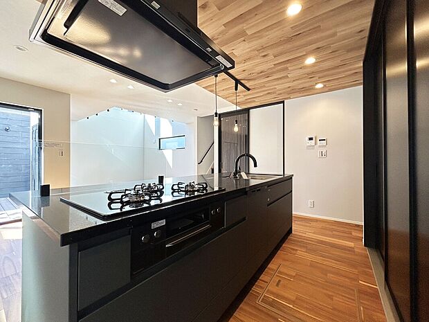 【【施工例：Kitchen】】高いデザイン性・機能性を備えたアイランドキッチンは開放感を演出していくれる他、家族と楽しくしながらの作業タイムを叶えます。