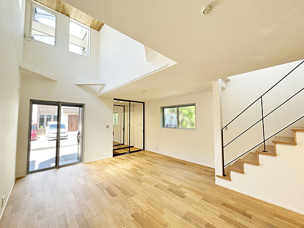 【【施工例：LDK】】全棟に4.7帖以上のロフト付き。収納から書斎などのワークスペースとして、様々な用途でお使いになれます。
