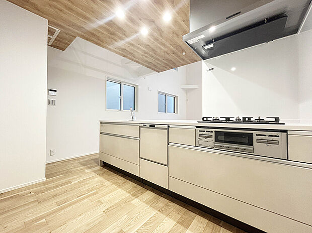 【【施工例：Kitchen】】あると便利な食洗器搭載キッチン。手洗いの時間や労力を大幅に削減でき、家事の効率化が図れ、空いた時間に他の作業やのんびり家族との時間が増えます。