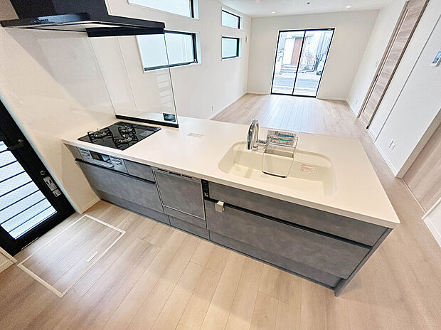 【【Kitchen】】リビング全体を見渡せるオープンキッチン仕様でリビングがより開放的な空間に。
