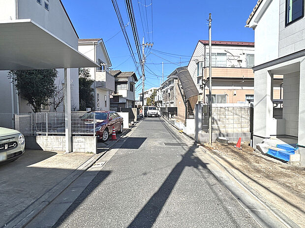 【【前面道路】】スーパー徒歩9分、ドラッグストア徒歩8分、コンビニ徒歩7分と日頃から利用する買い物施設が気軽に利用しやすい徒歩圏内に点在している暮らしやすい環境！