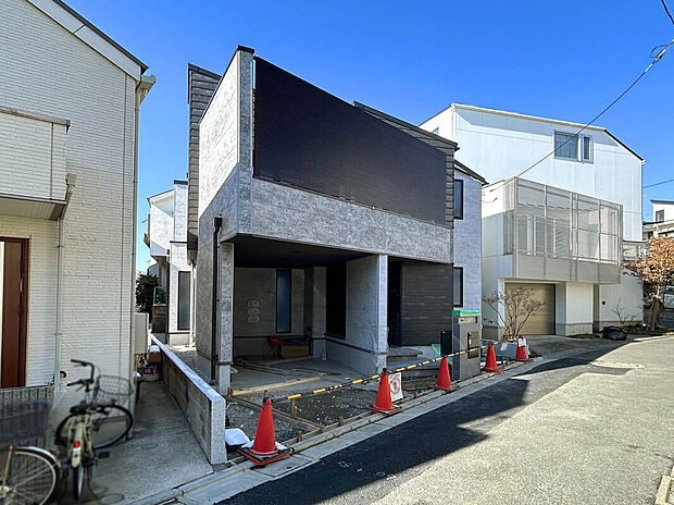 【【外観：2月上旬撮影】】パントリーをはじめとした大容量収納を複数個所に設置。また、床暖房に食洗機、ガス乾燥機「乾太くん」が備わっているので、より快適で充実した優雅な暮らしが叶います。