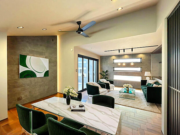 【【LDK：21.1帖】】人目を気にせずくつろげる2階リビング仕様。3面採光で陽当たり・通風良好、勾配天井がさらに開放感溢れる空間を演出します。