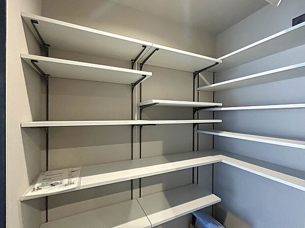 【【シューズインクローゼット】】だけでなく、ベビーカーや遊び道具なども一緒に収納できます。扉があるので、来客があってもプライバシー性のある収納となっています。