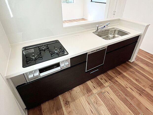 【【施工例:Kitchen】】開放感あるカフェスタイルのおしゃれなフルオープンキッチン採用!リビング全体が見渡せられるので、子供の様子を見ながら、家族との会話を楽しみながら料理ができます!