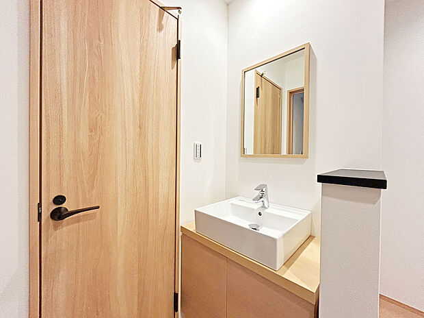 【【セカンド洗面台】】1階トイレ前に備わっている洗面台。帰宅時に手洗いをすぐにでき、室内を清潔に保つことができます。