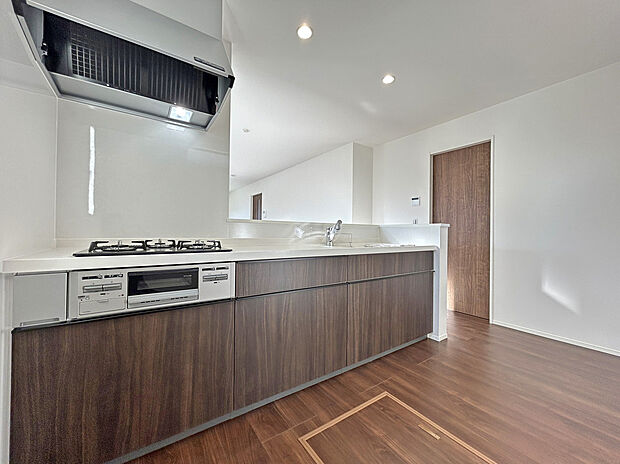 【【Kitchen:1号棟】】開放感あるカフェスタイルのおしゃれなカウンターキッチン採用!
リビング全体が見渡せられるので、子供の様子を見ながら、家族との会話を楽しみながら料理ができます!