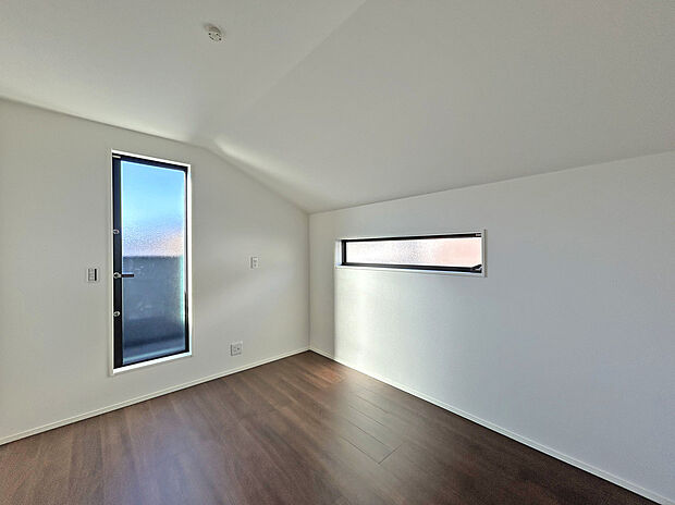 【【Room 1号棟:5.75帖】】自然豊かな閑静な住宅地に佇む、黒を基調としたシックな外観デザインは高級感ある住まい。