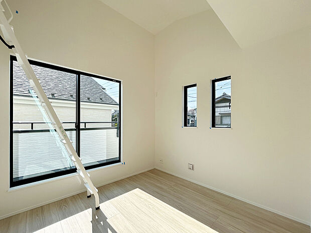 【【Room:6帖】】南向きの居室で日中の太陽光を取り入れやすいため、部屋が暖かくなり、暖房の使用が減る可能性があります。エネルギー効率が向上することで、光熱費の節約にもなります。