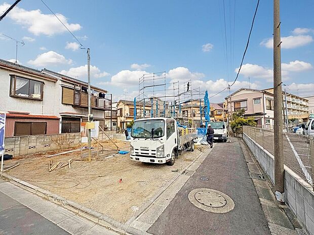 【【外観:2月上旬撮影】】キッチン・洗面ルーム・バスルームなどの水周りが同じ階にあるため、家事効率が良くなります!ふと思ったときすぐ家事を行えるので面倒な階段の往復がなくなるのもメリ