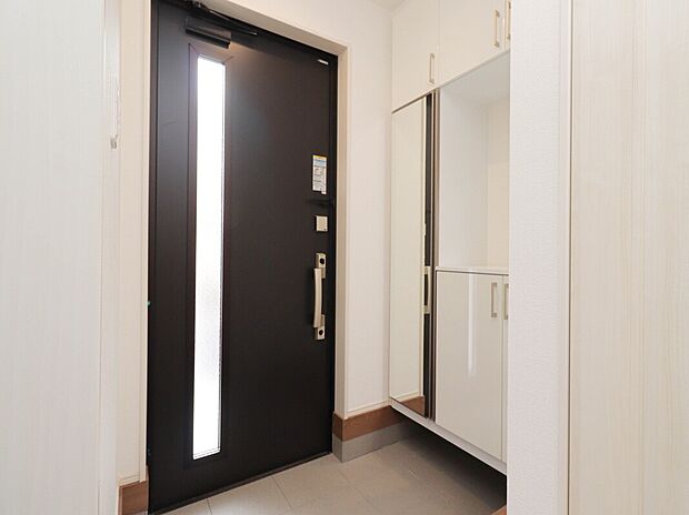 【【Entrance】】鏡面仕上げのコの字型シューズボックスが備わった玄関。お出掛け前に髪型や服装のチェックをすることができます。