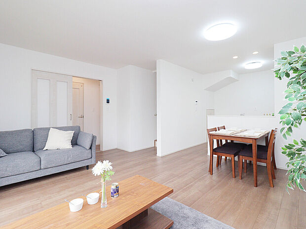 【【LDK:A号棟】】リビング階段やカウンターキッチンなどの家族間のコミュニケーションが取りやすくなる設計が盛り込まれた造りで温かな家庭が叶います。