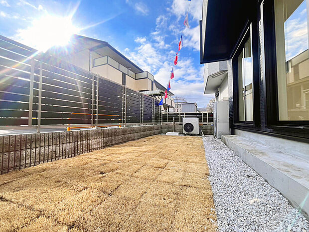 【【庭】】ガーデニングなどの趣味の場としても利用可能な南向きの庭が備わった住まい。