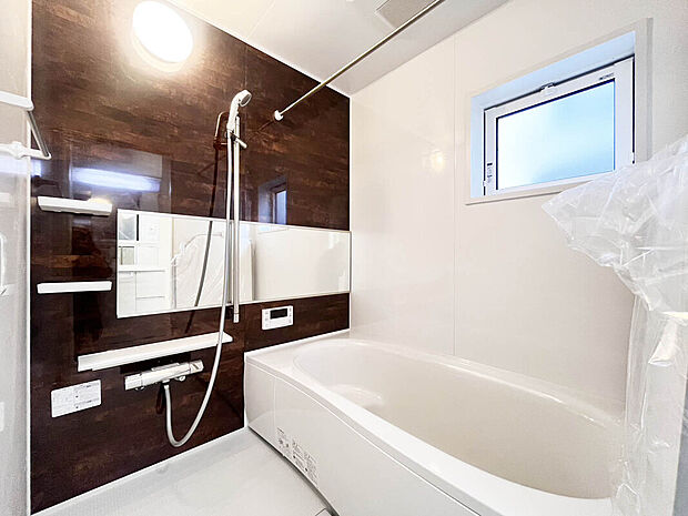 【【Bath Room】】1坪タイプのバスルーム。足を伸ばしてゆったりと浸かれるのはもちろん、洗い場も広さがあるので立ったりしゃがんだりする動作もスムーズに行えます。