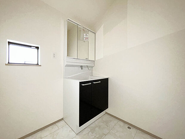 【【Wash Room】】機能美とデザイン性を両立させた3面鏡付の洗面化粧台。視覚的に広がり感を持たせるだけでなく、機能的にも優れています。