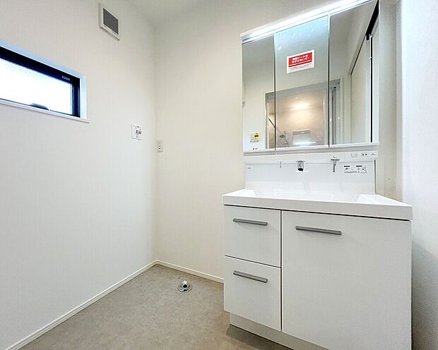 【【施工例：Wash Room】】機能美とデザイン性を両立させた3面鏡付の洗面化粧台。視覚的に広がり感を持たせるだけでなく、機能的にも優れています。