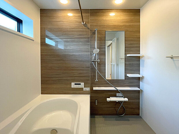 【【施工例:Bath Room】】1616サイズのバスルーム。足を伸ばしてゆったりと浸かれるのはもちろん、洗い場も広さがあるので立ったりしゃがんだりする動作もスムーズに行えます。