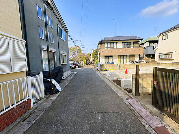 【【前面道路】】保育園や小中学校など教育施設は徒歩7分圏内にあり、小さい子どもや低学年でも負担が少なく通え、お迎えや学校行事の参加など、保護者も足を運びやすい立地です。