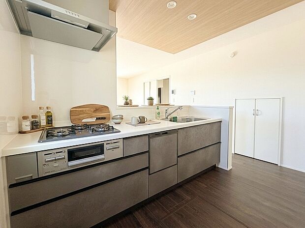 【【建物プラン例：Kitchen】】開放感あるカフェスタイルのおしゃれなフルオープンキッチン採用！リビング全体が見渡せられるので、子供の様子を見ながら、家族との会話を楽しみながら料理ができます！