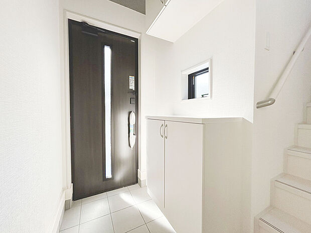 【【建物プラン例：Entrance】】ゆとりある玄関空間に機能性とデザイン性を兼ね備えたコの字型シューズクロークを設置。豊富な収納力で生活感を抑え、来客時にも洗練された印象を演出します。