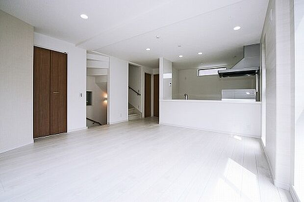 【【建物プラン例：LDK】】南西角地に位置した全3区画の宅地。一括での購入検討もご相談可能！開放的な空間を感じることができ、理想的な暮らしを叶えます。