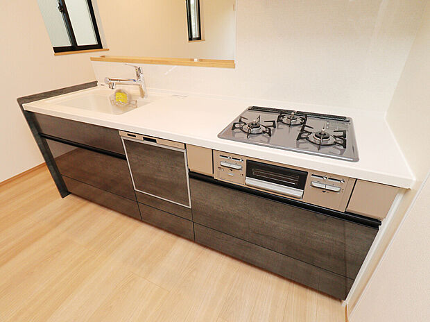 【【Kitchen】】リビング全体を見渡せるカウンターキッチン。カウンター越しに家族と会話が出来るので、お子様を火もとに近づけず、安全にコミュニケーションを取ることが可能です。