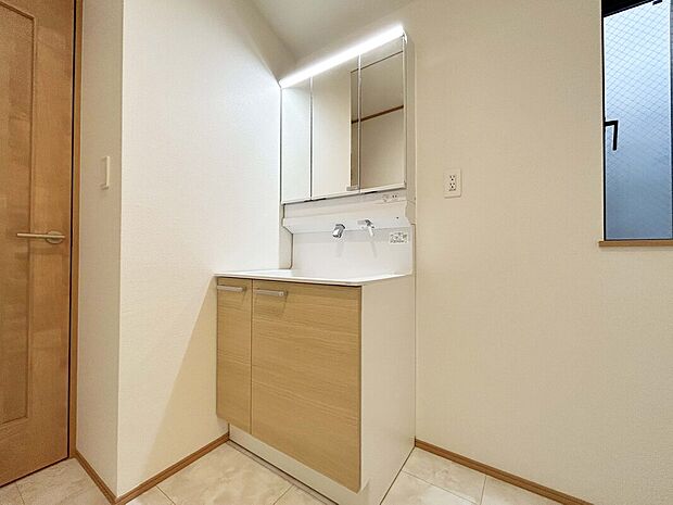 【【建物プラン例:Wash Room】】キッチン・洗面ルーム・バスルームなどの水周りが同じ階にあるため、家事効率が良くなります!ふと思ったときすぐ家事を行えるので面倒な階段の往復がなくなるのもメリットです。