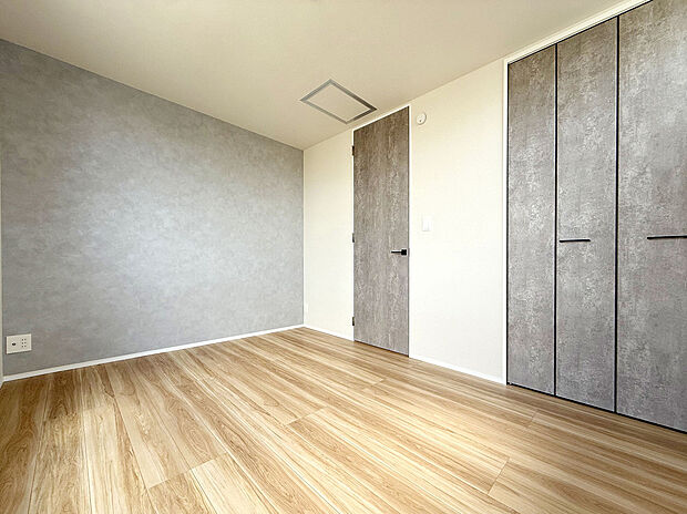 【【Room：6.2帖】】収納力のある一部屋。ベッドルーム・書斎・子ども部屋など、ライフスタイルに合わせて自由にアレンジ可能。温かみのあるフローリングがどんな家具とも調和しやすい