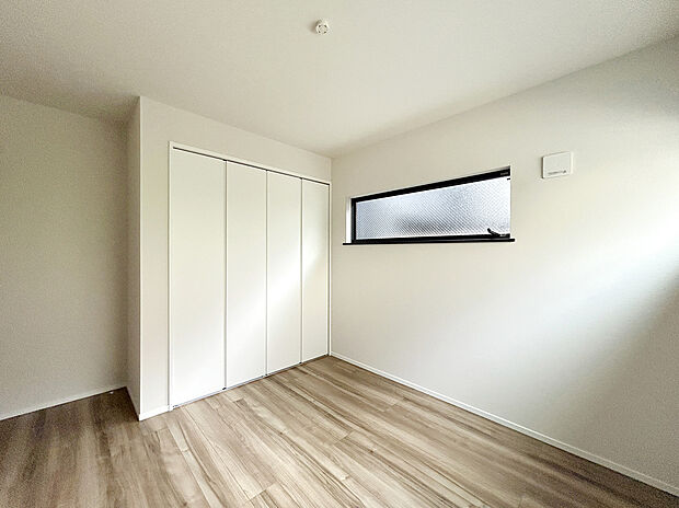 【【Room：5帖】】全室2面採光で陽当たり・通風良好、日中は陽光が差し込むことで　圧迫感なく居心地の良い空間を創り出します。