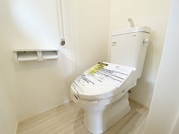【【施工例:Toilet】】各階にトイレがあるので、朝慌ただしい時間帯に混む心配が減ります。わざわざトイレのために階段を昇り降りをせずに済みます。