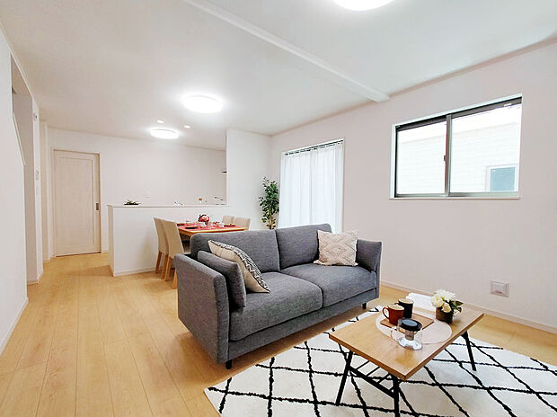 【【建物プラン例：LDK】】建売分譲では叶わないカラーセレクトのご相談可能！より理想に近い住まいを建築できます。
建物面積：95m2｜建物参考価格：2000万円