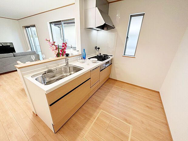 【【建物プラン例：Kitchen】】開放感あるカフェスタイルのおしゃれなフルオープンキッチン採用！リビング全体が見渡せられるので、子供の様子を見ながら、家族との会話を楽しみながら料理ができます！