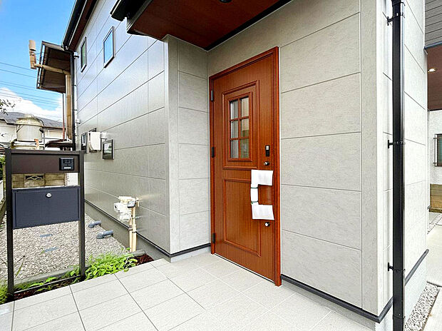 【【Entrance】】2駅先の「成城学園前」駅で急行へ乗り換えることで、「新宿」駅まで約18分。「下北沢」駅乗り換えで「渋谷」駅へ約18分、「成城学園前」駅乗り換え「大手町」駅約33分の好アクセス
