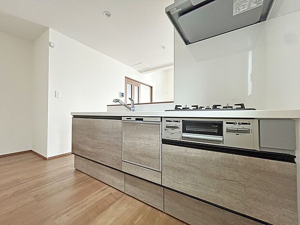 【【Kitchen】】開放感あるカフェスタイルのおしゃれなフルオープンキッチン採用!リビング全体が見渡せられるので、子供の様子を見ながら、家族との会話を楽しみながら料理ができます!