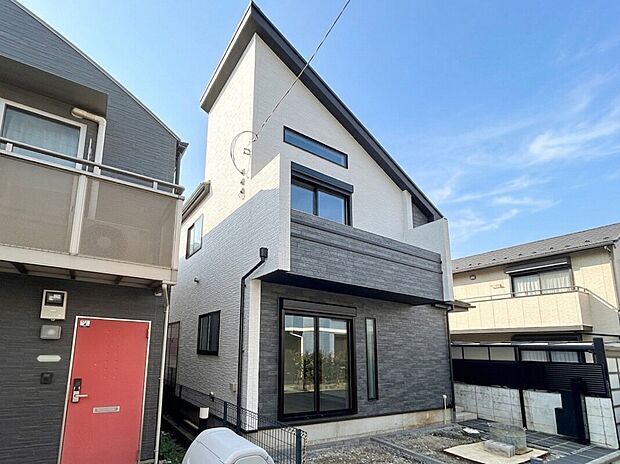 【【外観: 8月中旬撮影】】小中学校や保育園幼稚園が徒歩10圏内に点在し、共働きの子育て世帯にも安心して暮らせる住環境。
